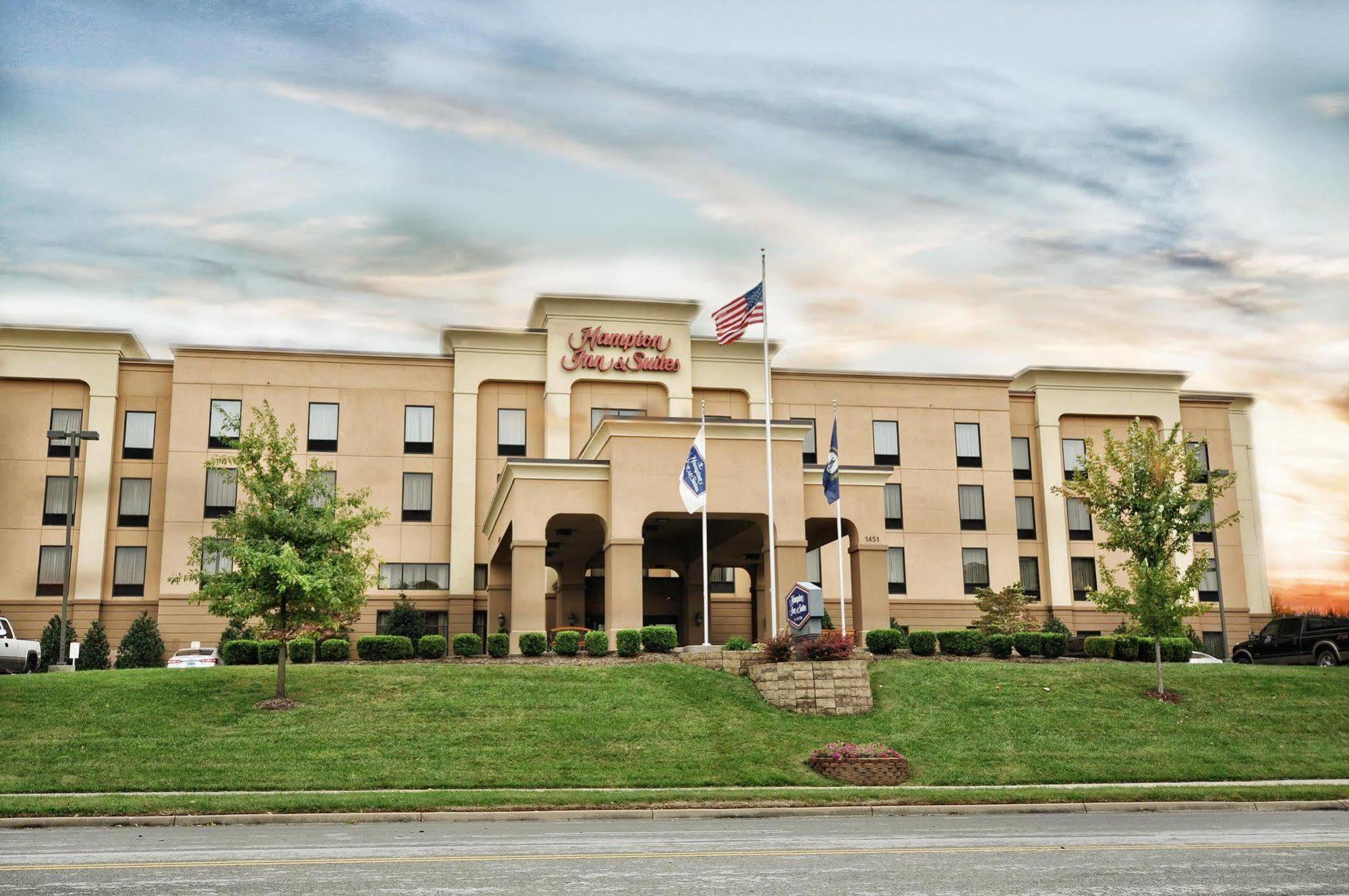 Hampton Inn & Suites Louisville East Exterior photo
